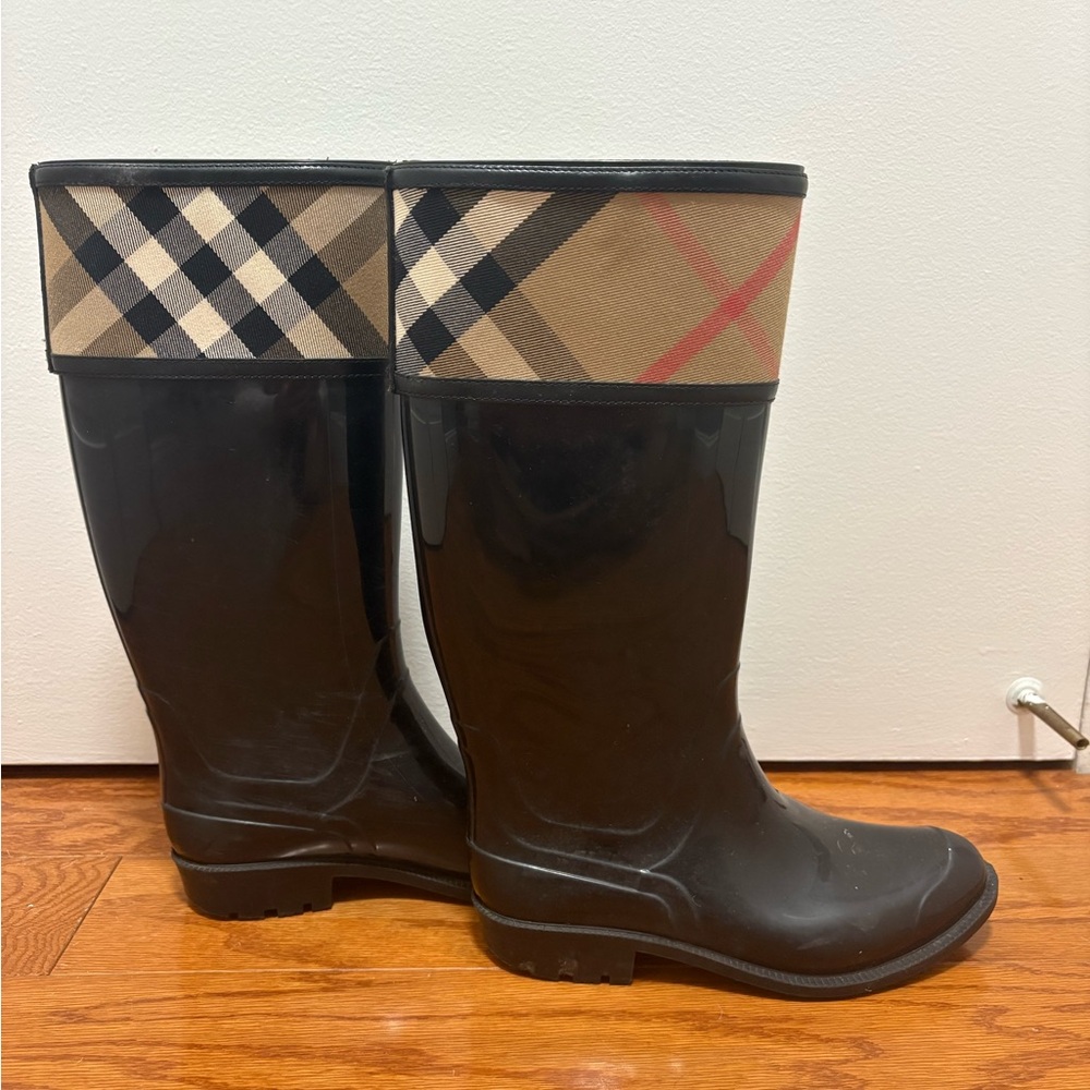 Burberry Crosshill Tall Rain Boots – House Check Plaid – Size 39 – Excellent!